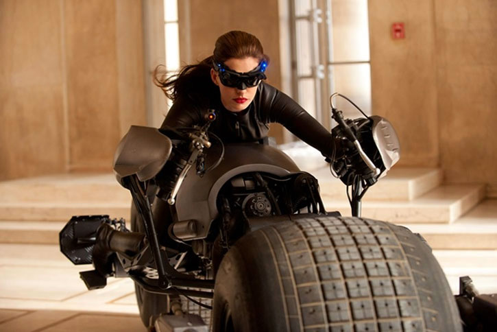 За да сложат край на множеството спекулации относно това как ще изглежда Жената-котка в следващия филм за Батман, “Черният рицар: Възраждане”, от студиото Warner Bros публикуваха в интернет първата официална снимка на актрисата Ан Хатауей, която се е потопила изцяло в култовата роля. 